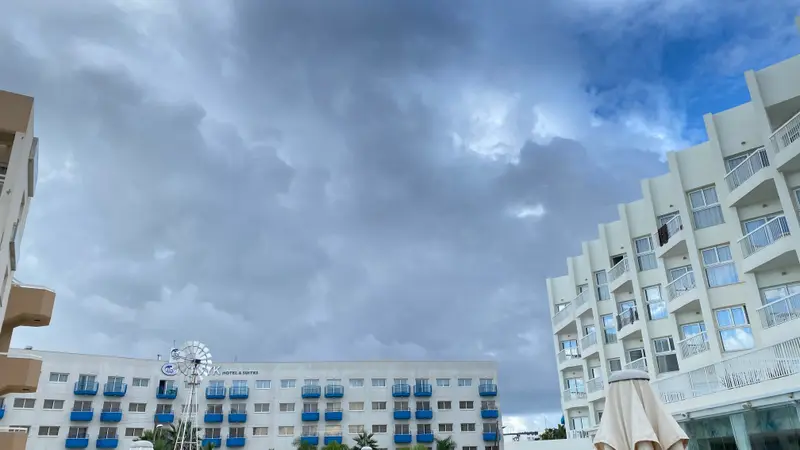 Clouds amassing first thing this morning.